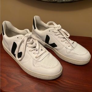 Veja V-10 sneakers size 10